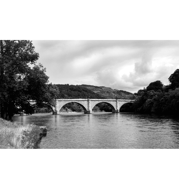 Scots bridge in the highland - sort/hvid fotografi fra Wolfdesign